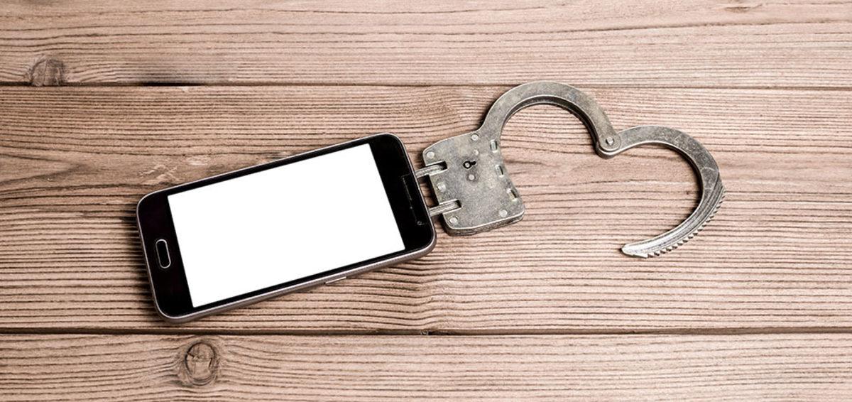 Cep Telefonu Zombileri İçin Sorun Teşkil Eden Sokak Direklerine Yastık Yerleştirilecek