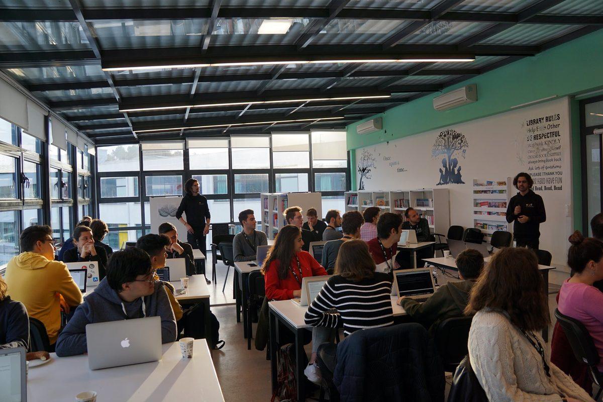 Gençlere Apple ile Kodlamayı Öğreten TurkishKit, İzmir’deki İlk Etkinliğini Gerçekleştirdi