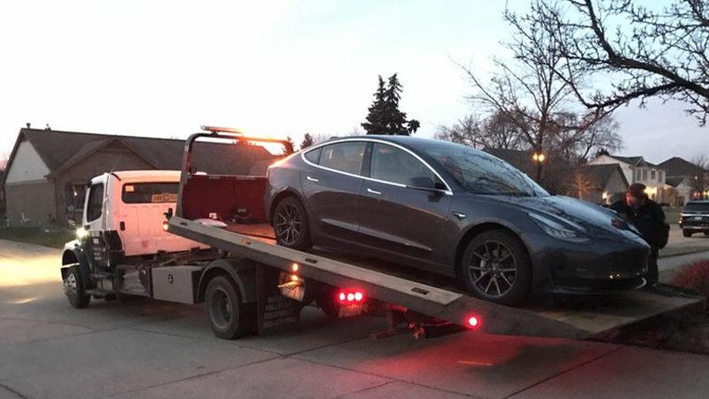 Bir Tesla Model 3 Sahibi, Aracının Bozulduğunu Telefon Bildiriminden Öğrendi