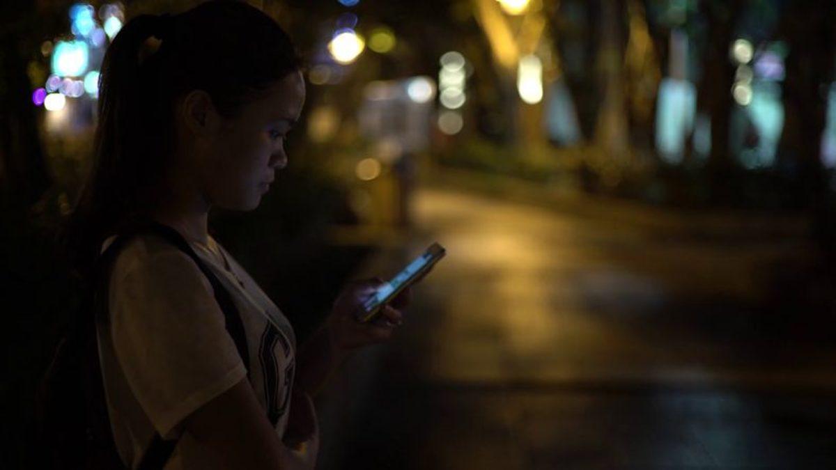 Bir Kadının Korneası, Maksimum Parlaklıktaki Telefon Ekranına Bakmaktan Delindi