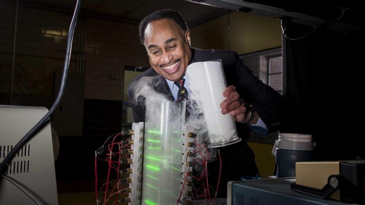 Bir Astrofizikçi, Zaman Makinesi Yapmanın Yolunu Bulduğunu Açıkladı