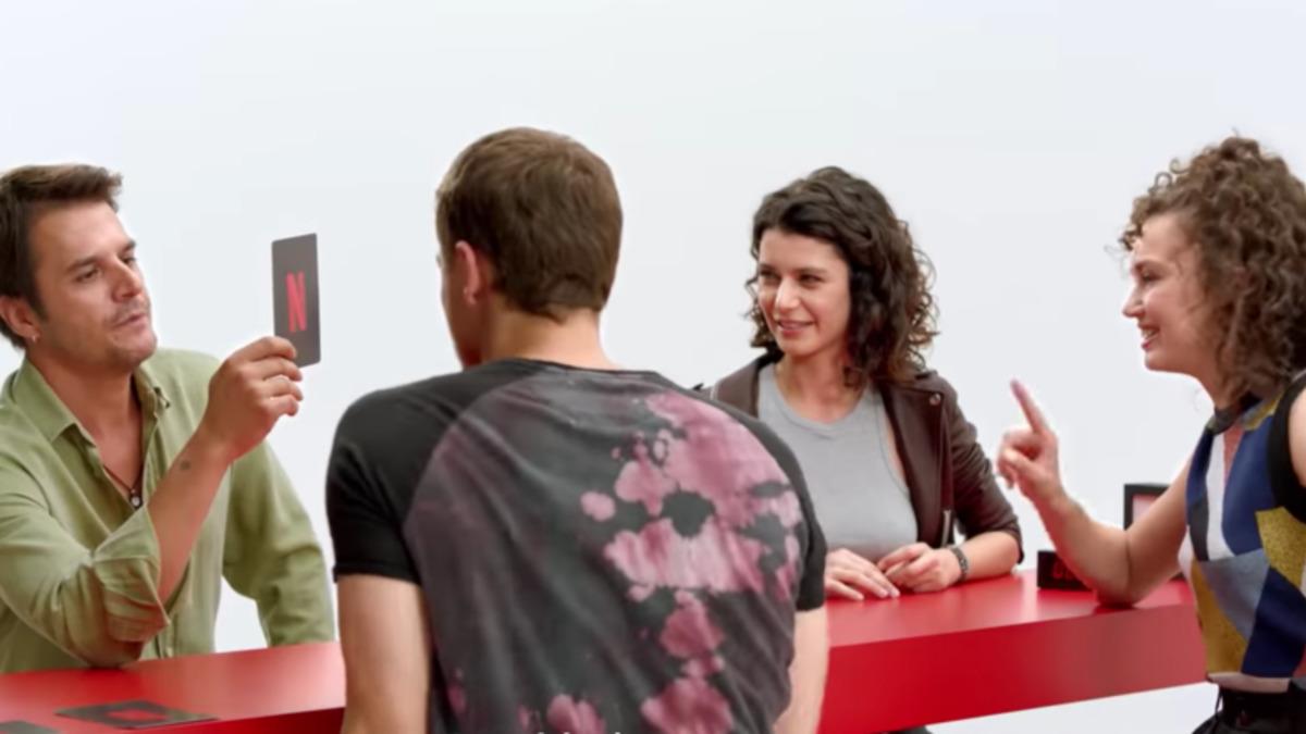 Netflix’in Türk Dizisi Atiye’nin Oyuncuları Bil Bakalım Oynuyor (Video)