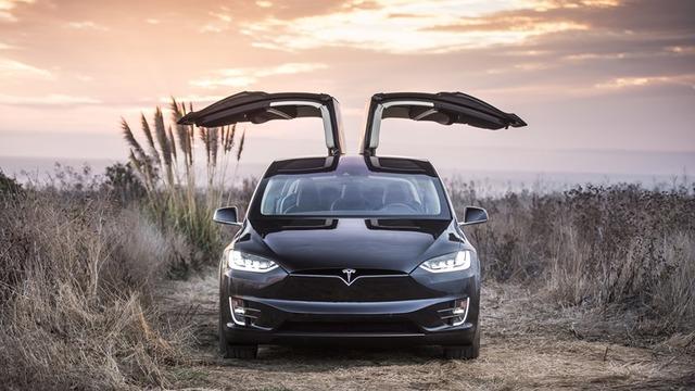 Tesla Model X, Sahip Olduğu Acil Fren Sistemiyle Bir Kazayı Daha Önledi