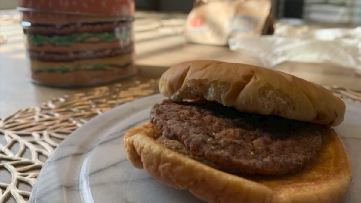 20 Yıl Önce Satın Alınan McDonald’s Hamburgeri, Paketinden Bozulmadan Çıktı