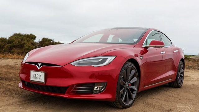 Kaza Sonrası Alev Alan Tesla’nın Bozulan Kapı Kolları, Sürücüyü İçeri Kilitledi