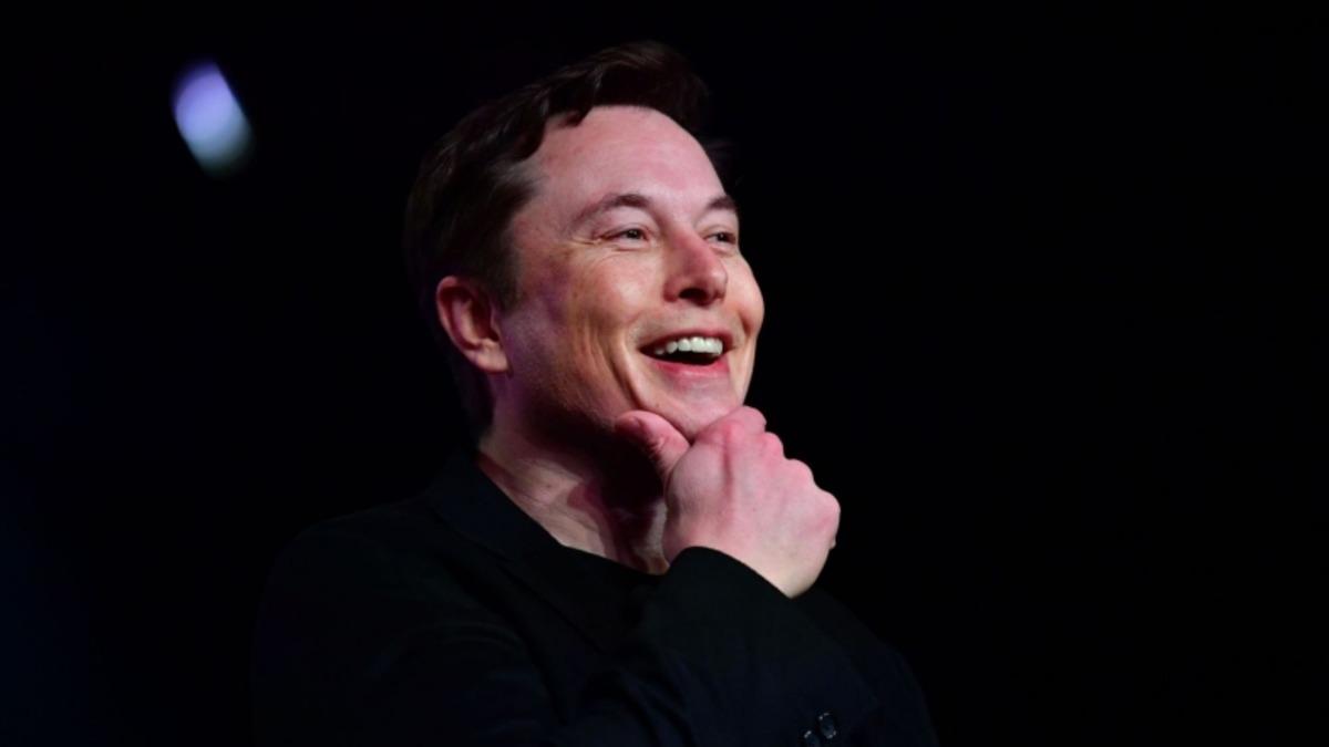 Elon Musk’ın Garip Dansıyla Kırmaktan Geçirdiği Açılış Konuşması