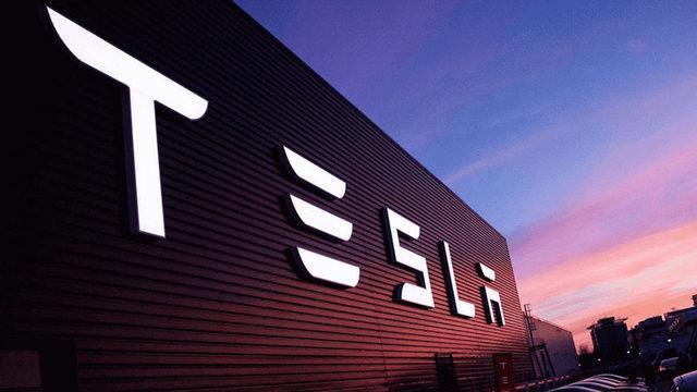 Uyarı Vermeden Hızlanan Tesla Araçlar İncelemeye Alındı