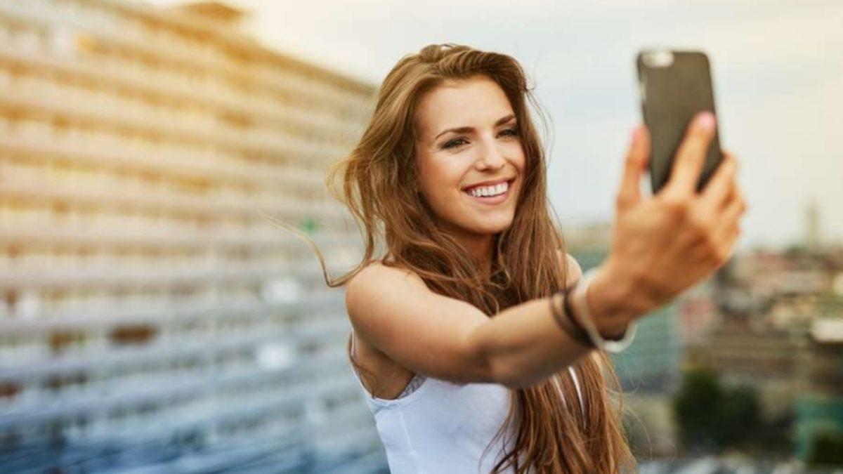 Çok Sayıda Selfie Çekmek, Kadınlarda Depresyon Belirtisi Olabilir