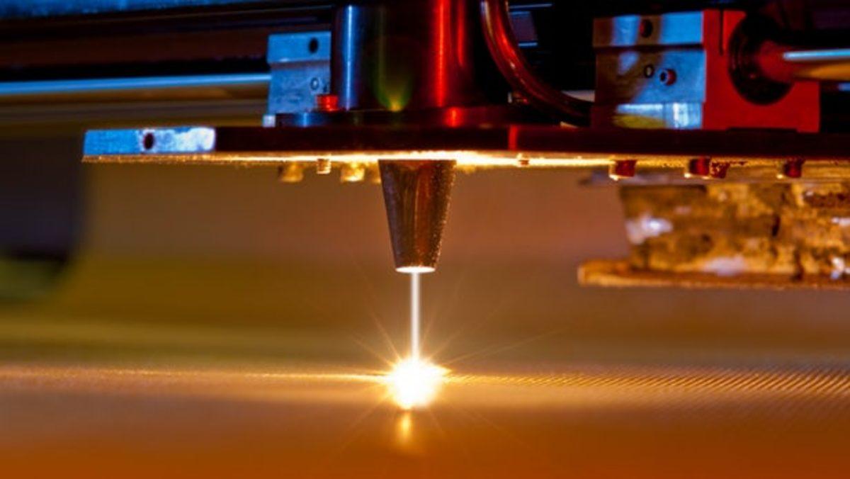 Metali ve Camı Birbirine Kaynatmanın Bir Yolu Bulundu (Olacakları Siz Düşünün)