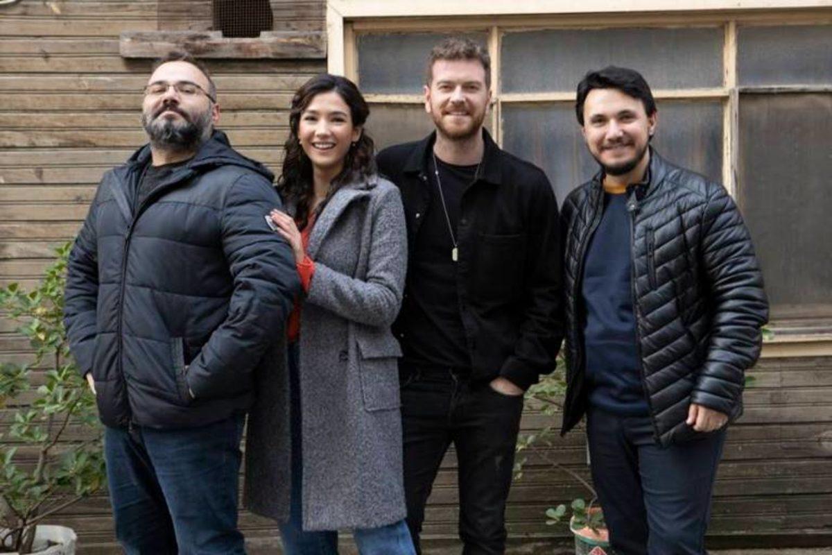 Netflix’in Yeni Türk Dizisi 50m2’nin Çekimlerine Resmen Başlandı (Video)