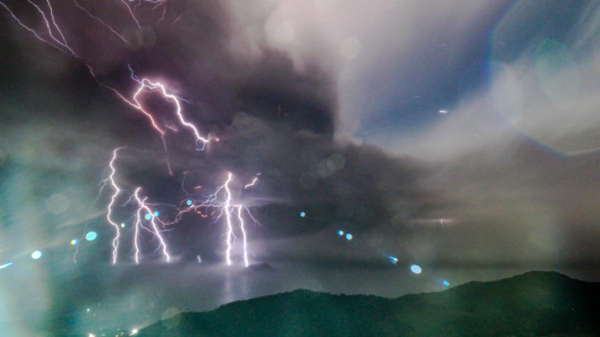 Taal Yanardağı Patlaması Neden Bu Kadar Çok Yıldırım Oluşturdu?