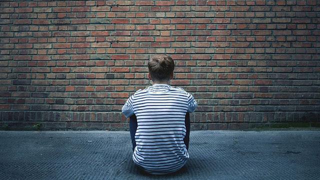 Neden Bazen Çaresiz Hisseder ve Pes Ederiz? (Seligman Deneyi)