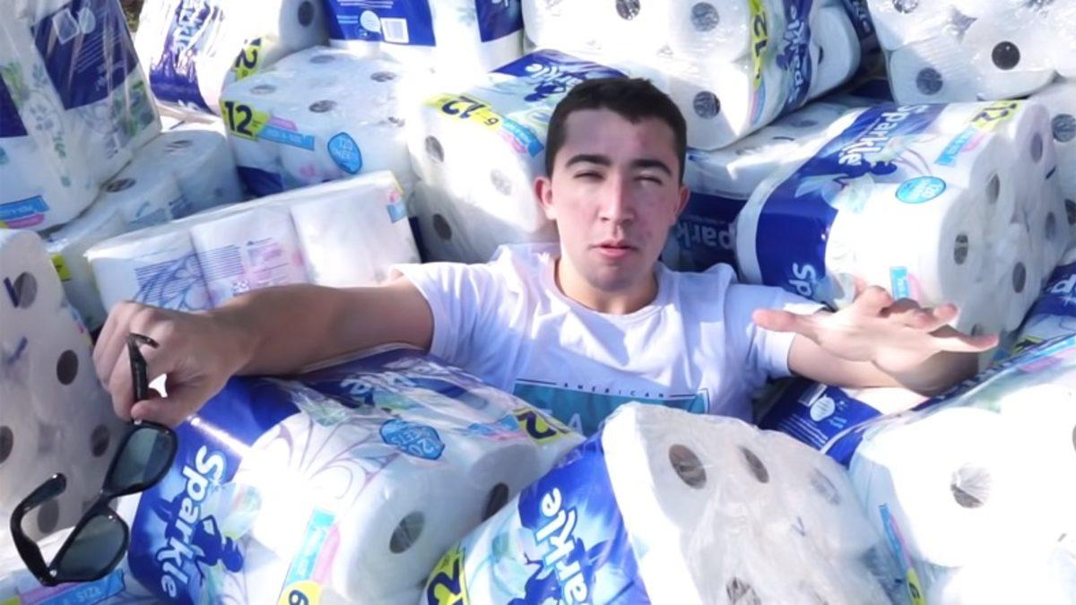 Yüzme Havuzundaki Suyu 1 Milyon Kağıt Havluyla Çekmeye Çalışan YouTuber’a Büyük Tepki