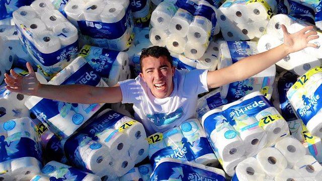 Yüzme Havuzundaki Suyu 1 Milyon Kağıt Havluyla Çekmeye Çalışan YouTuber’a Büyük Tepki