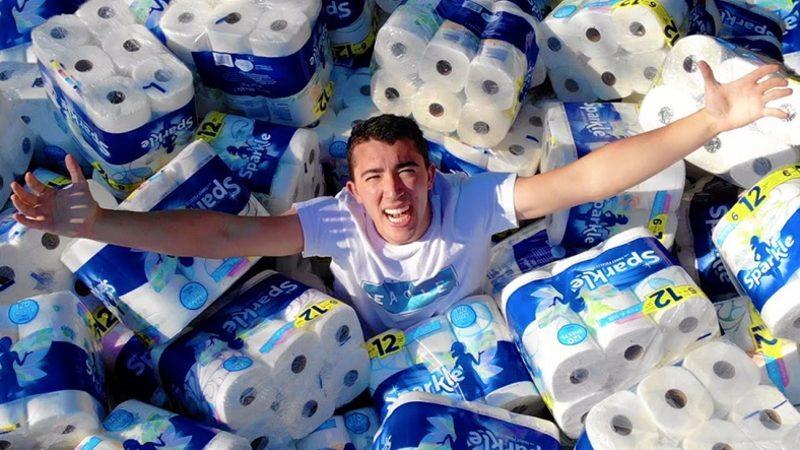 Yüzme Havuzundaki Suyu 1 Milyon Kağıt Havluyla Çekmeye Çalışan YouTuber’a Büyük Tepki