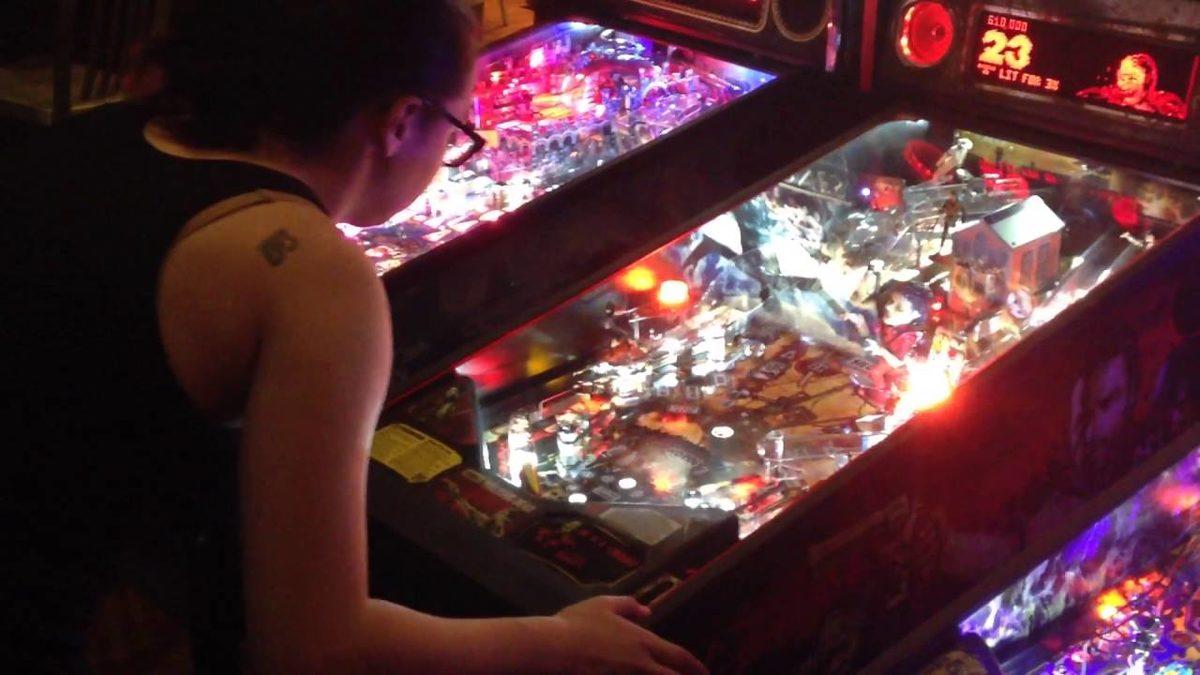 Pinball Oyununda Dünyanın 1 Numarası Olan Kadınla Tanışın