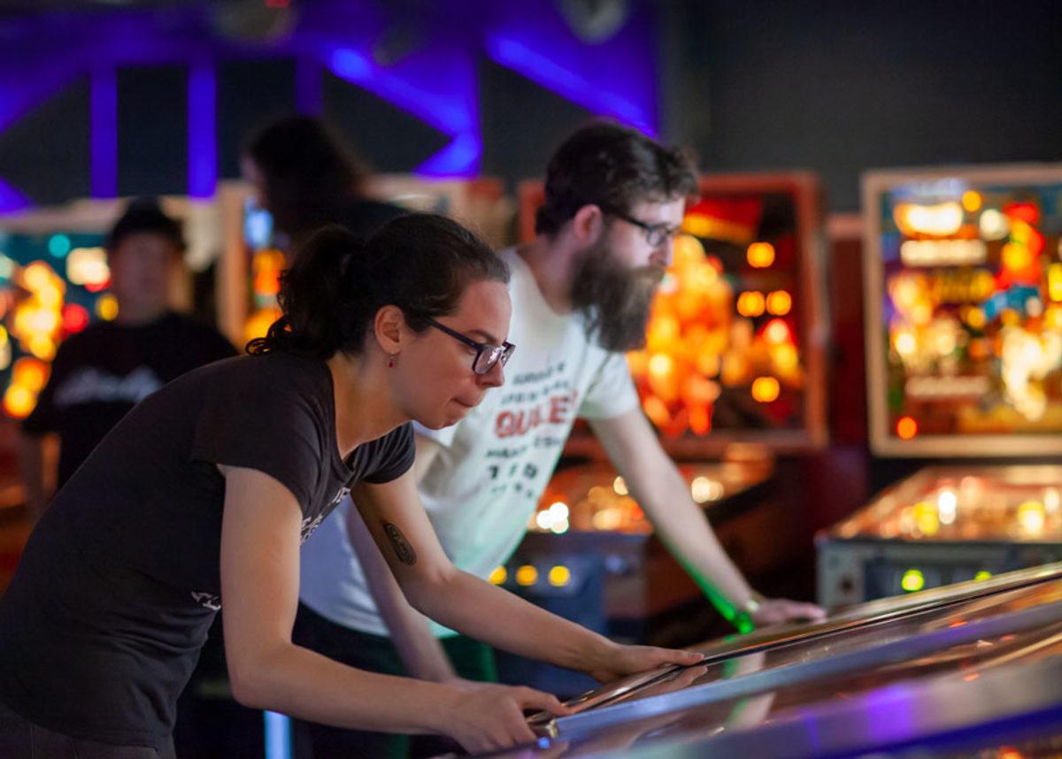 Pinball Oyununda Dünyanın 1 Numarası Olan Kadınla Tanışın