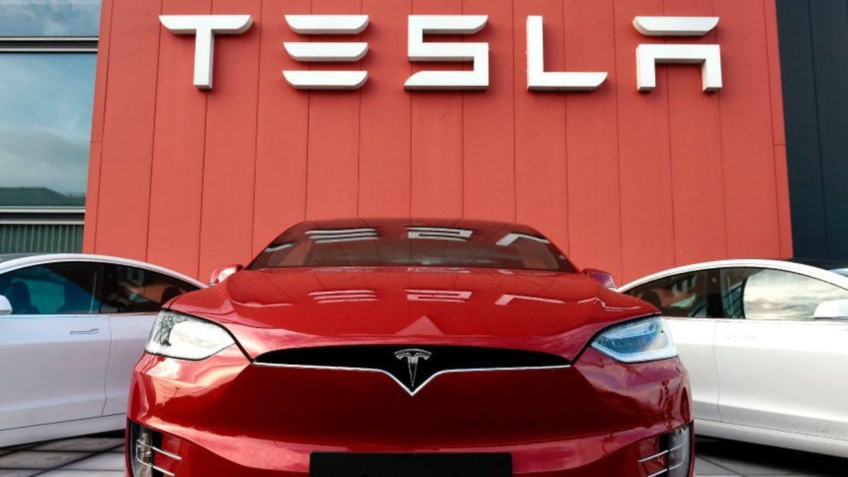 Uyarı Vermeden Hızlanan Tesla Araçlar İncelemeye Alındı