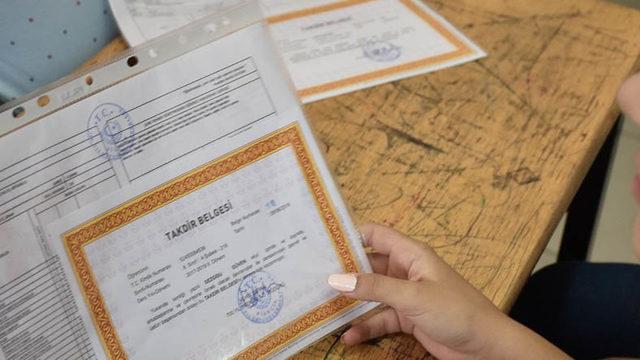 Çocuklarının Karnesini Sosyal Medyada Paylaşan Velilere Önemli Uyarı