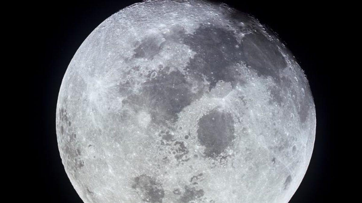 Bilim İnsanları, Ay Yüzeyinde Hareket Halinde Su Buldu