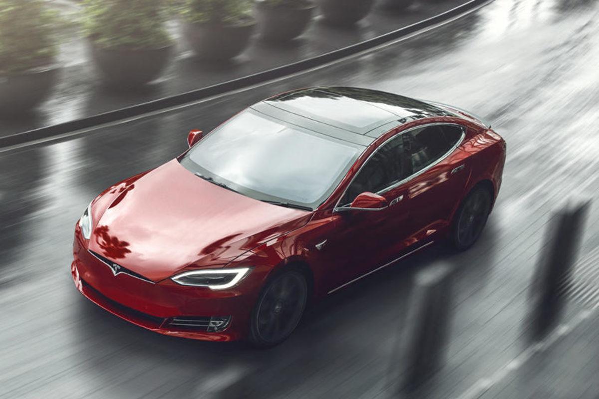 Tesla Araç Sahiplerine Satın Almadıkları Güncellemeler İçin Fatura Kesiliyor