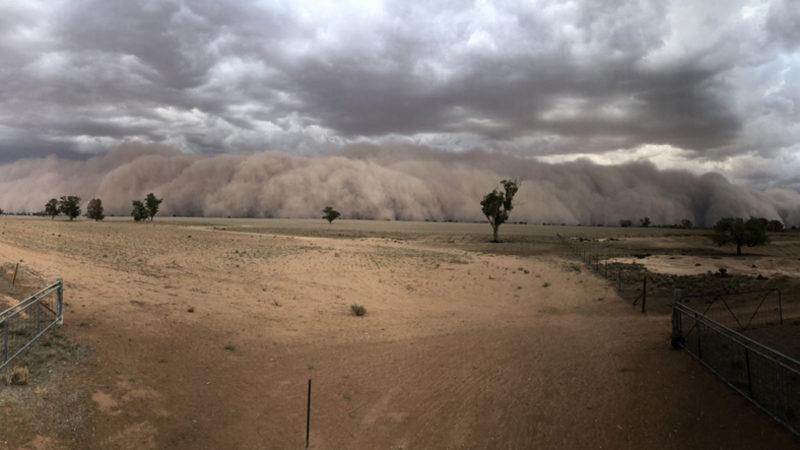 Avustralya Şimdi de, Mad Max’ten Fırlamış Gibi Görünen Bir Toz Bulutu ile Mücadele Ediyor