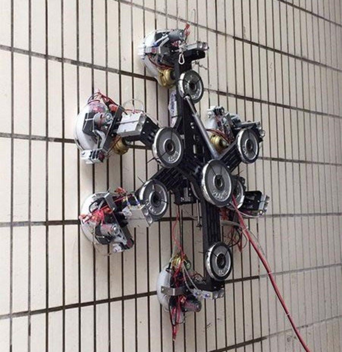 Bu Örümcek Robot, Yeni Bir Teknoloji Sayesinde Düz Duvara Tırmanabiliyor