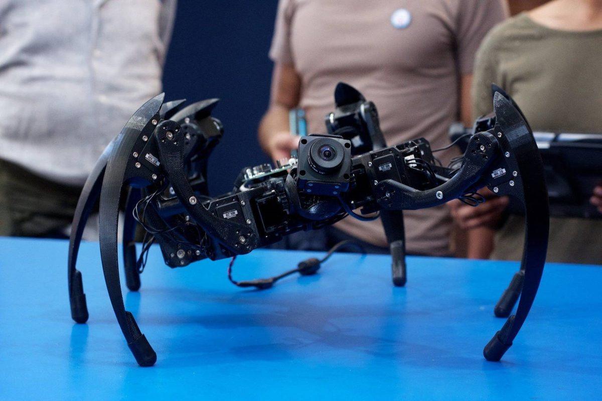 Bu Örümcek Robot, Yeni Bir Teknoloji Sayesinde Düz Duvara Tırmanabiliyor