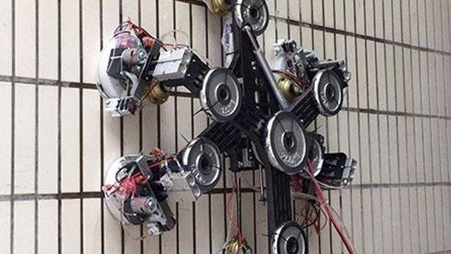 Bu Örümcek Robot, Yeni Bir Teknoloji Sayesinde Düz Duvara Tırmanabiliyor