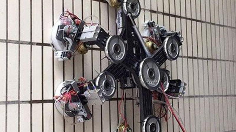 Bu Örümcek Robot, Yeni Bir Teknoloji Sayesinde Düz Duvara Tırmanabiliyor