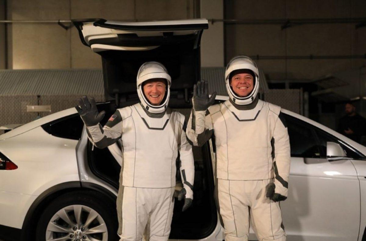 SpaceX, Astronotları Fırlatma Rampasına Tesla Otomobillerle Taşıyacak