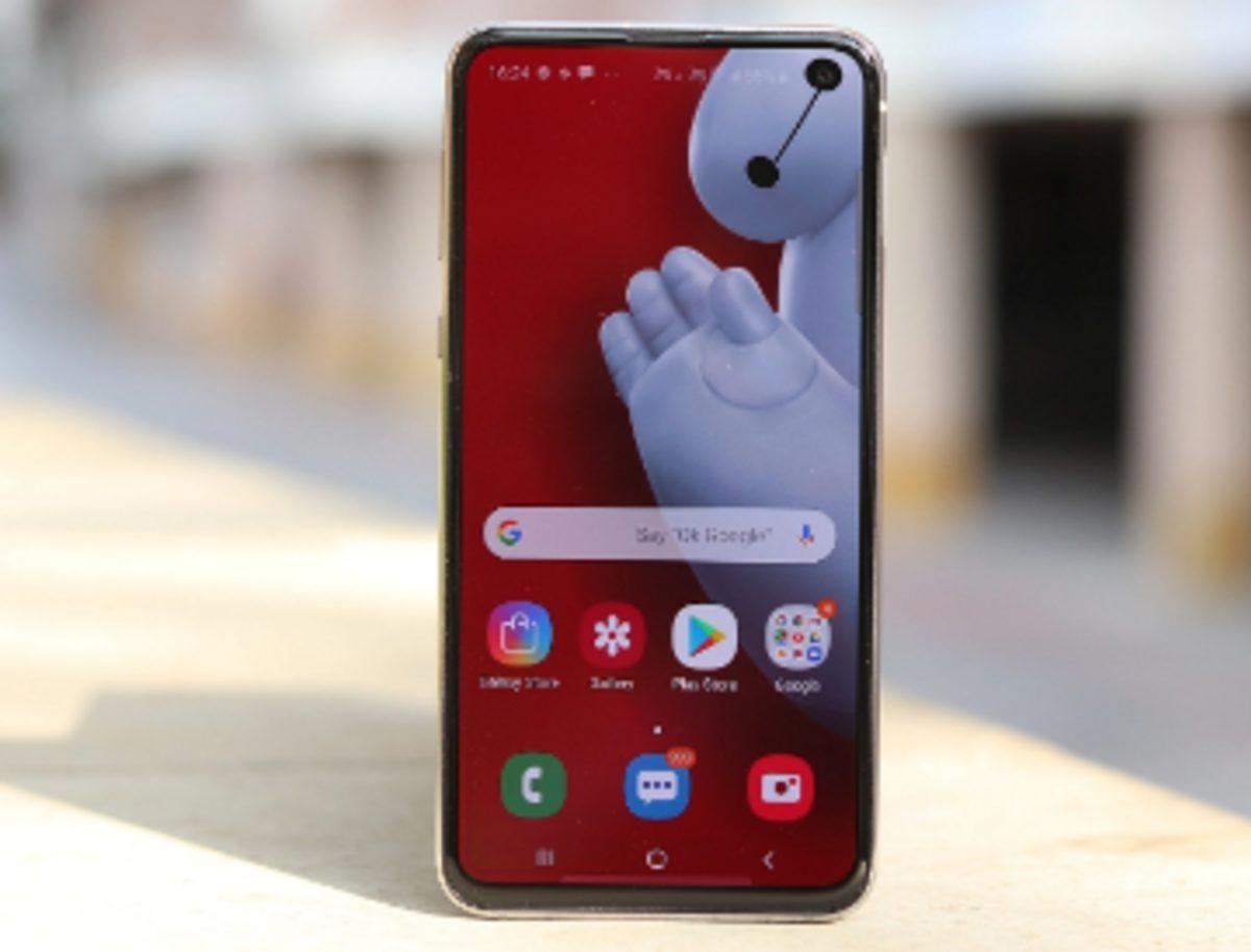 Samsung, Galaxy S10’un Kamera Deliğine Özel Duvar Kağıtları Yayınladı