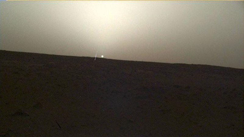 NASA’nın InSight Uzay Aracı, Mars’ta Gün Batımını Fotoğrafladı