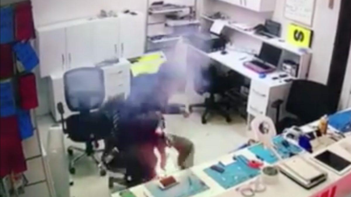 Kocaeli’de Bir Batarya, Telefon Tamircisinin Yüzüne Patladı (Video)