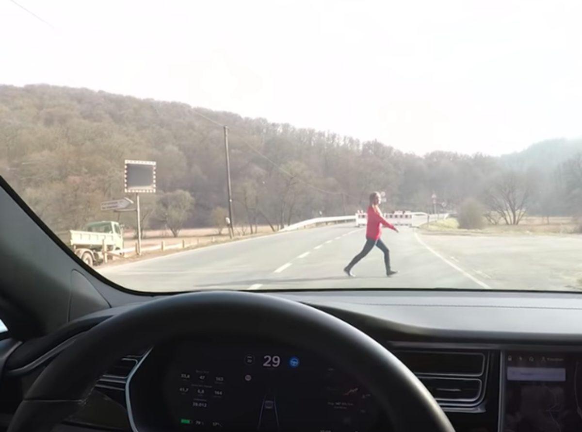Bir YouTuber, Tesla’nın Çarpışma Önleyici Otomatik Pilotunu Test Etmek İçin Karısını Kullandı
