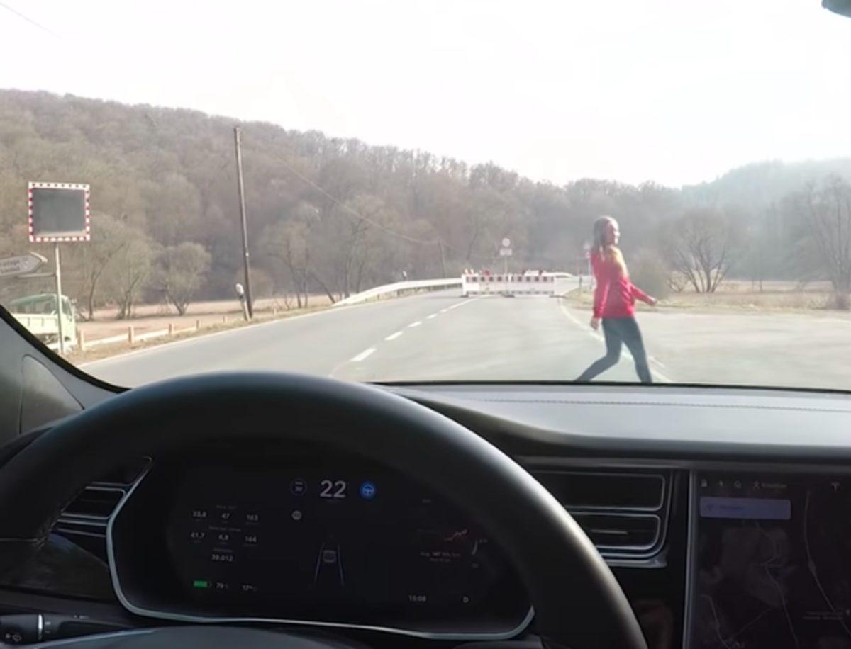 Bir YouTuber, Tesla’nın Çarpışma Önleyici Otomatik Pilotunu Test Etmek İçin Karısını Kullandı