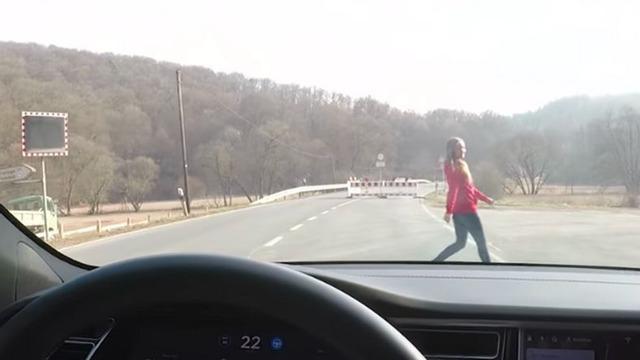Bir YouTuber, Tesla’nın Çarpışma Önleyici Otomatik Pilotunu Test Etmek İçin Karısını Kullandı