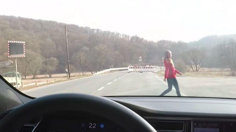 Bir YouTuber, Tesla’nın Çarpışma Önleyici Otomatik Pilotunu Test Etmek İçin Karısını Kullandı