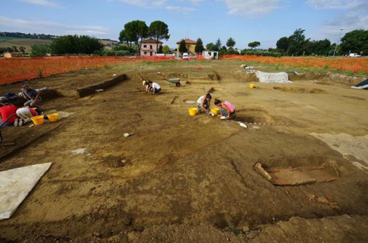 İtalya’da 2.600 Yıllık, İçeriği Oldukça Zengin Bir Mezar Bulundu