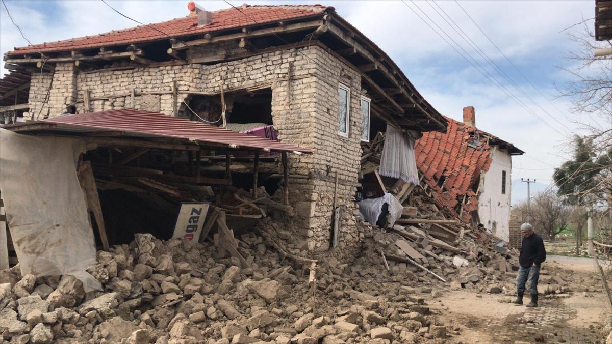 Denizli’de Yaşanan Deprem Anına Ait İnanılmaz Görüntüler (Video)