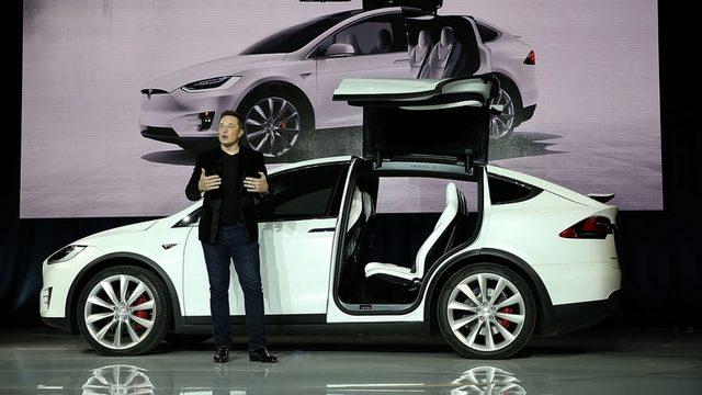 Tesla, Otomobilleri Adeta Evcilleştiren Yeni Özelliğini Duyurdu: Gelişmiş Çağırma
