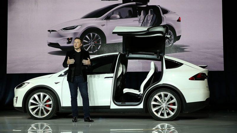 Tesla, Otomobilleri Adeta Evcilleştiren Yeni Özelliğini Duyurdu: Gelişmiş Çağırma