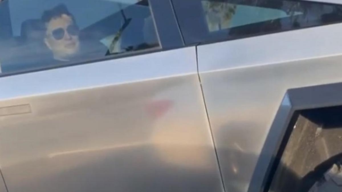 Tesla CEO’su Elon Musk, Cybertruck ile Gezinti Yaparken Görüntülendi (Video)