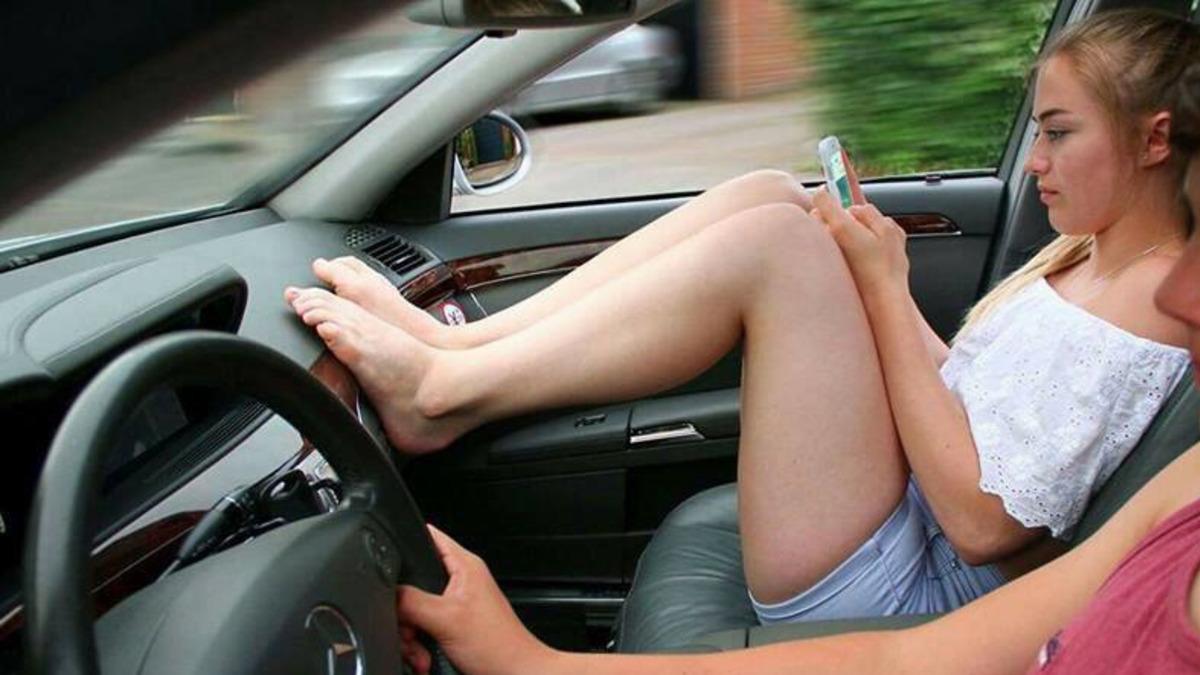 Yolculukta Ayakları Torpidonun Üzerine Koymanın Korkunç Sonuçlarını Gösteren Görüntü