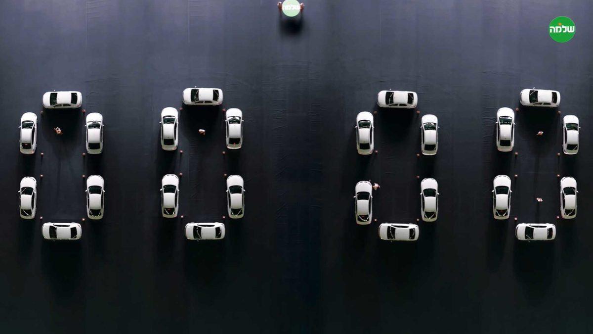 Gerçek Otomobiller Kullanılarak Oluşturulan Devasa Dijital Saat (Video)