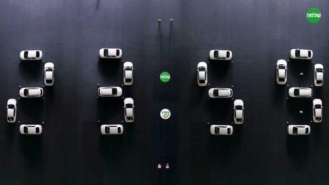 Gerçek Otomobiller Kullanılarak Oluşturulan Devasa Dijital Saat (Video)