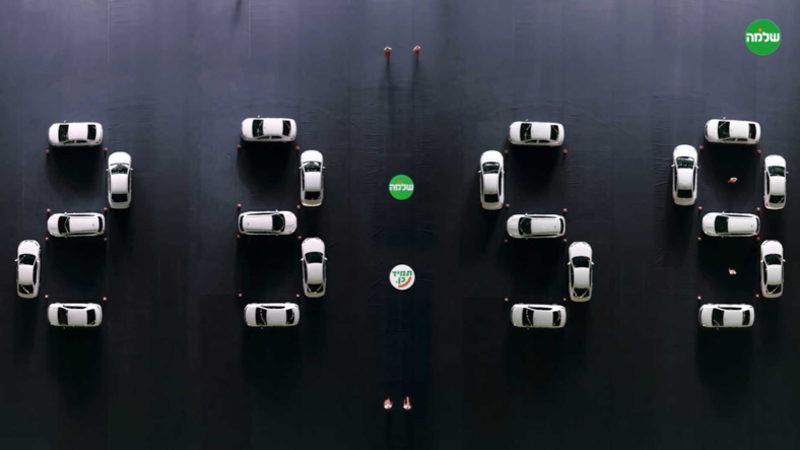 Gerçek Otomobiller Kullanılarak Oluşturulan Devasa Dijital Saat (Video)