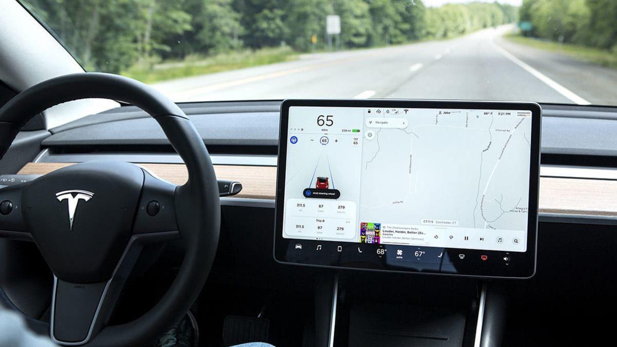Tesla’nın Otopilot Modu, Şerit Değiştiren Araçlara Yol Verebiliyor (Video)