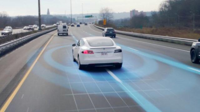 Tesla’nın Otopilot Modu, Şerit Değiştiren Araçlara Yol Verebiliyor (Video)