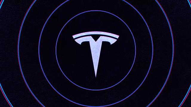 Tesla, Kırmızı Işıkta Uyarı Veren Özelliğini Araçlarına Dağıtmaya Başladı